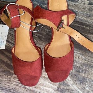 BRAND NEW WITH TAGS UNIVERSAL THREAD HEELS